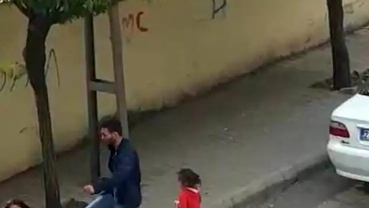 ÇOCUĞUNUN YANINDA EŞİNİ TEKME TOKAT DÖVDÜ