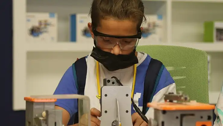 ÇOCUKLAR, BÜYÜKŞEHİR'İN BİLİM KAMPI İLE HEM ÖĞRENİYOR HEM DE EĞLENİYOR