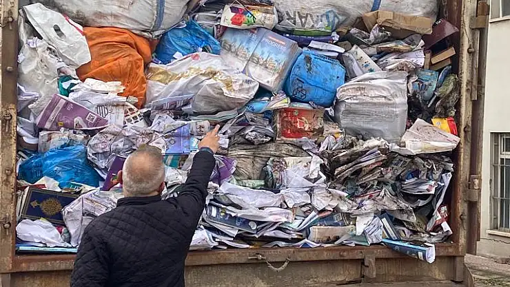 ÇOCUKLARIN ÇANTASINDA OLMASI GEREKEN KİTAPLAR, HURDACIDA ÇIKTI