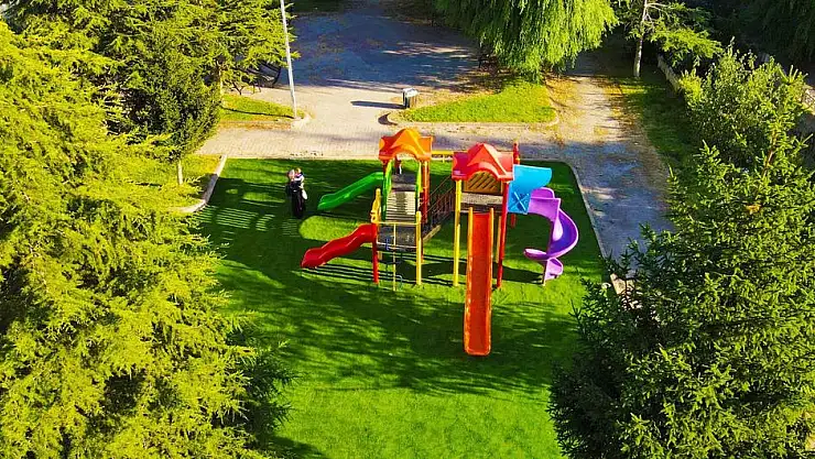 DEVELİ'DE PARKLARDA ÇİM HALI SERİMİNE BAŞLANDI