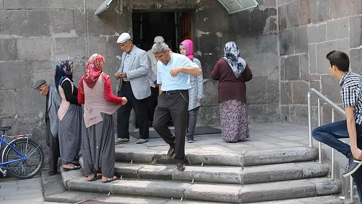 Dilencilik yaptırılan çocuklar ailelerinden alındı