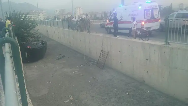 Direksiyon Hakimiyeti Kaybolan Araç Kanala Uçtu: 1 yaralı