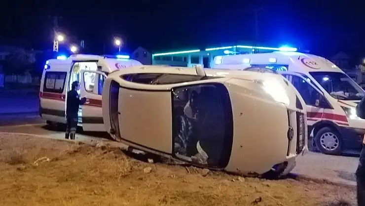 DİREKSİYON HAKİMİYETİ KAYBOLAN ARAÇ YAN YATTI: 4 YARALI