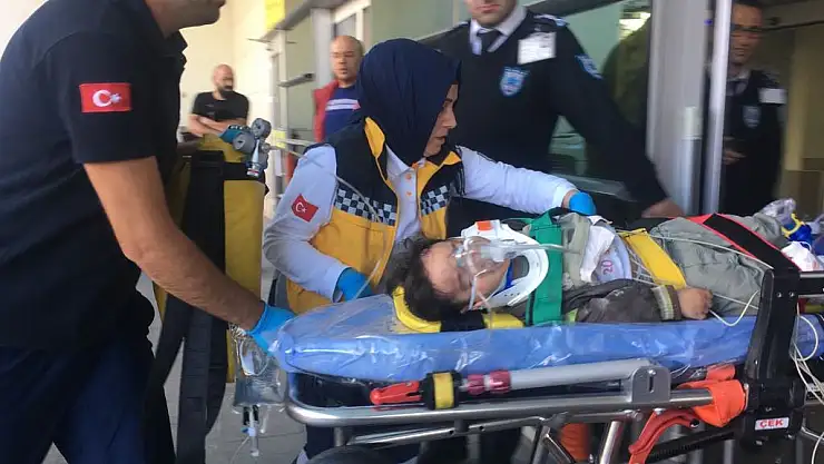 Direksiyon hakimiyetini kaybetti, kaldırımda yürüyen çocukları ezdi