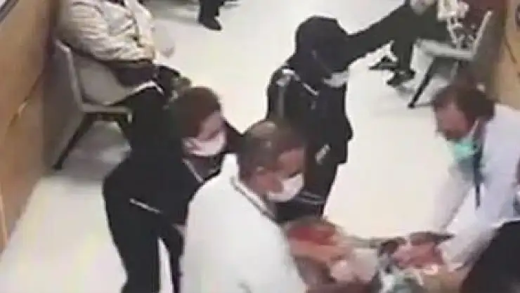 DOKTORUN İNANILMAZ MÜCADELESİ! KÜÇÜK ÇOCUĞU SEDYENİN ÜZERİNDE KURTARDI