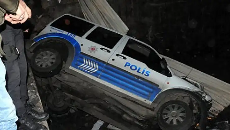 'DUR' İHTARINA UYMADI, POLİS ARACINA ÇARPTI: 2'Sİ POLİS 3 YARALI