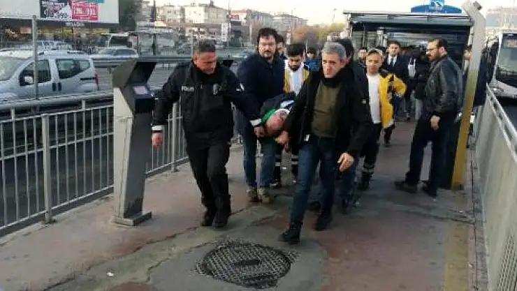 DURAKTA FENALAŞARAK DÜŞEN KİŞİYE METROBÜS ÇARPTI