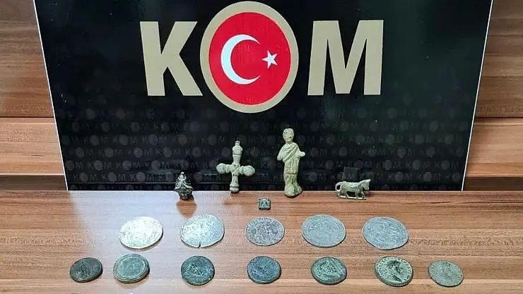 DURDURULAN ARAÇTA 57 PARÇA TARİHİ ESER ELE GEÇİRİLDİ