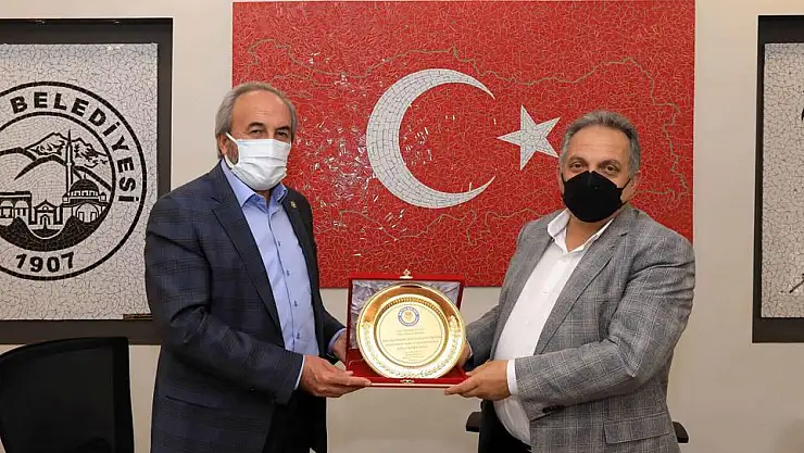 EĞİTİM-BİR-SEN'DEN BAŞKAN YALÇIN'A PLAKET