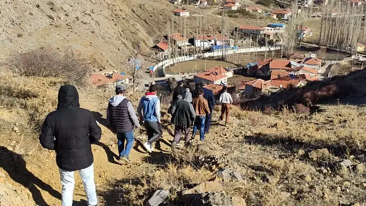 EĞİTİME KATILABİLMEK İÇİN TEPELERE TIRMANIYORLAR