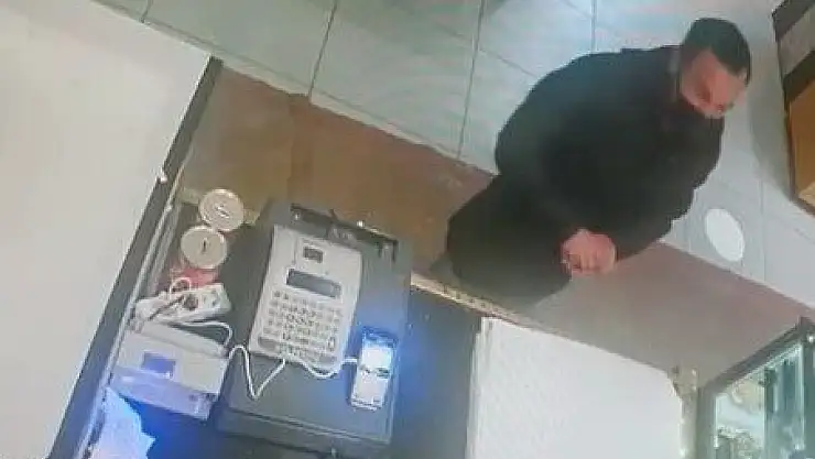 EKMEK ALMAK İÇİN GİRDİĞİ FIRINDAN YARDIM KUMBARASI ÇALDI