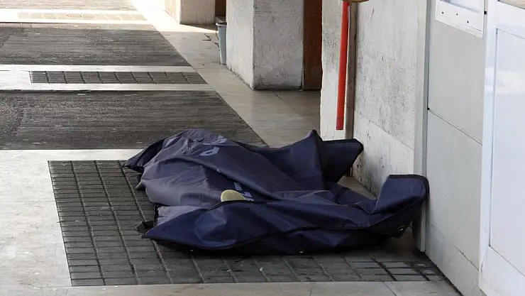 EMİNÖNÜ SAHİL'DE ERKEK CESEDİ BULUNDU