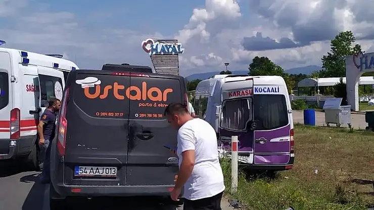 EMNİYET ŞERİDİNDE YOLCU İNDİREN MİNİBÜSE ARKADAN ÇARPTI: 3 YARALI