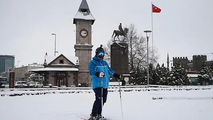 ERCİYES DAĞI'NDAN ŞEHİR MERKEZİNE KAYARAK İNDİ