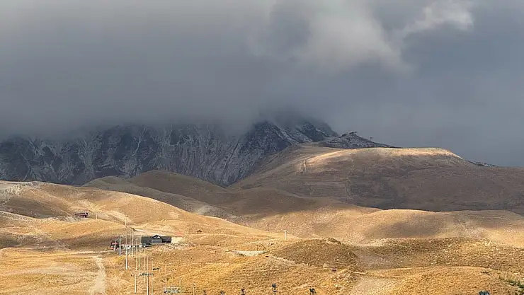 Erciyes'e mevsimin ilk karı düştü