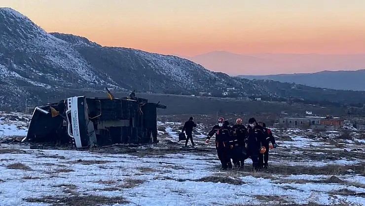 ERCİYES'TEN DÖNEN ÖĞRENCİ SERVİSİ KAZA GEÇİRDİ: 1 ÖLÜ, 20 YARALI
