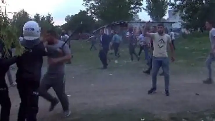 ERMAN ÖZCAN'I ŞEHİT EDEN ZANLININ EVİ TAŞLANDI