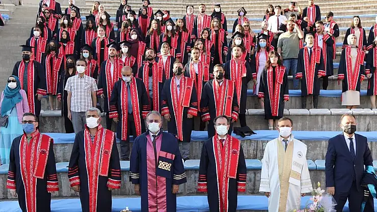 ERÜ EDEBİYAT FAKÜLTESİ'NDE MEZUNİYET COŞKUSU YAŞANDI