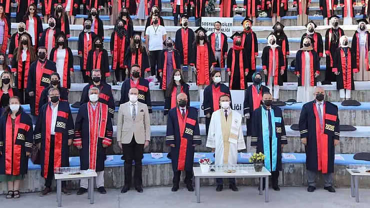 ERÜ EĞİTİM FAKÜLTESİ 16. DÖNEM MEZUNLARINI VERDİ