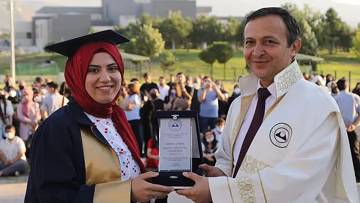 ERÜ HALİL BAYRAKTAR SAĞLIK HİZMETLERİ MESLEK YÜKSEKOKULU, YENİ MEZUNLARINI VERDİ