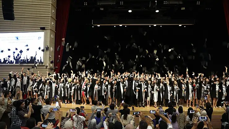 ERÜ İletişim Fakültesi 18. Dönem Mezunlarını Verdi