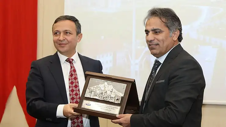 ERÜ REKTÖRÜ ÇALIŞ, GAZETECİLERLE BİR ARAYA GELDİ