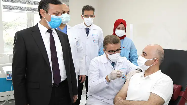 ERÜ'DE COVİD-19'A KARŞI GELİŞTİRİLEN AŞI ADAYININ FAZ-2 KAPSAMINDA 2. DOZU YAPILDI