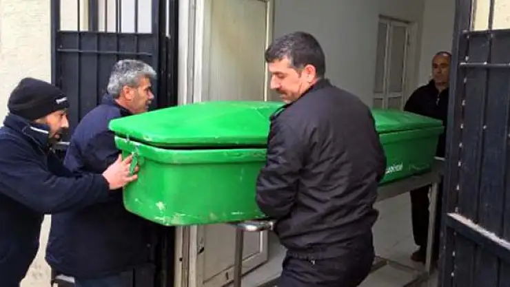 EŞİNİ ELİNDEN BIÇAKLADI, TEMİZLİK MADDESİ İÇEREK HAYATINA SONA VERDİ