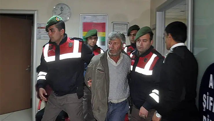 Eve alkollü gelmesine tepki gösteren eşini, oğlunu ve kayınpederini bıçakladı