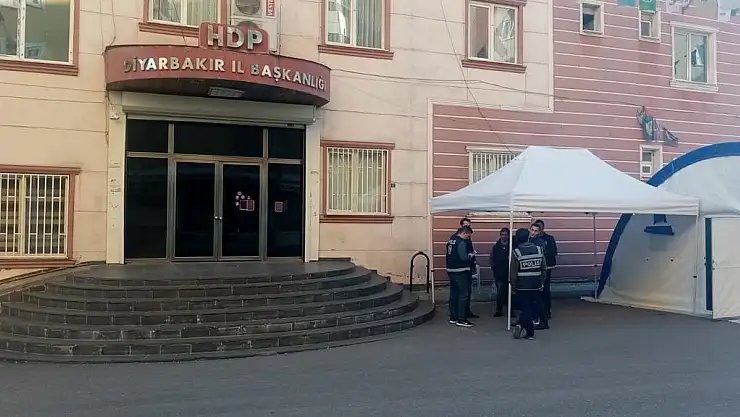 EVLAT NÖBETİNDEKİ AİLELERE DAYANAMAYAN HDP'LİLER, BİR SÜRE PARTİ BİNASINI KULLANAMAYACAK!