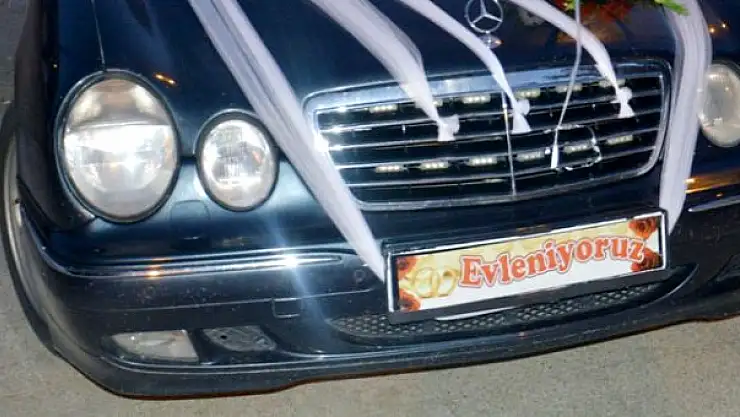 'EVLENİYORUZ' YAZILI ARAÇLA, 1.7 MİLYON LİRAYI GASP ETTİLER