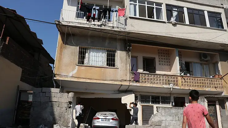 Fren yerine gaza bastı, eve girdi