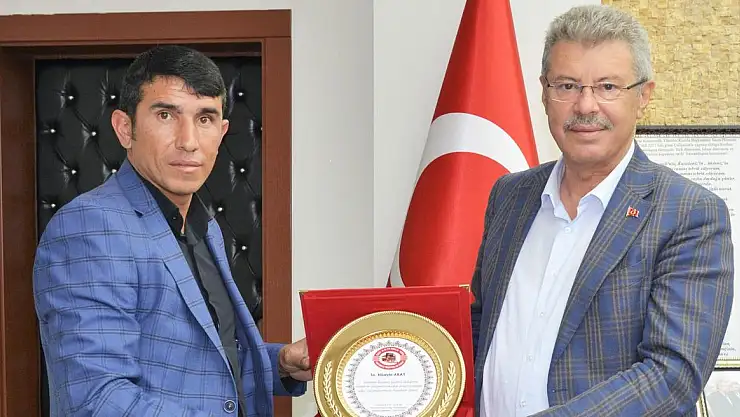 GEMEREKLİ TAŞIYICILARDAN BAŞKAN AKAY'A  TEŞEKKÜR PLAKETİ