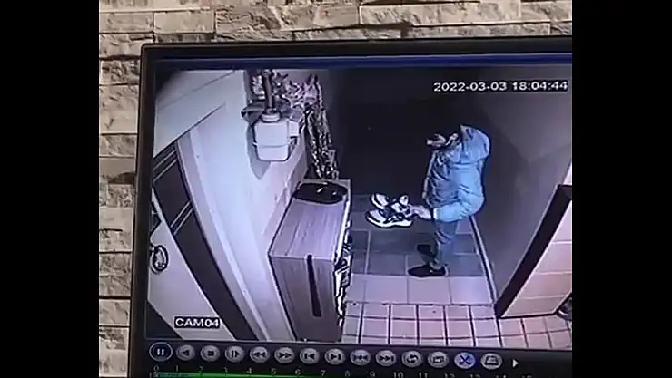 GİRDİĞİ BİNADA BEĞENDİĞİ AYAKKABILARI ÇALDI