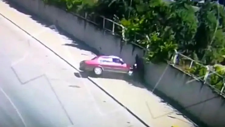 GÖLGE DİYE SEÇTİĞİ KALDIRIMDA SERVİS BEKLERKEN ARABA ÇARPTI