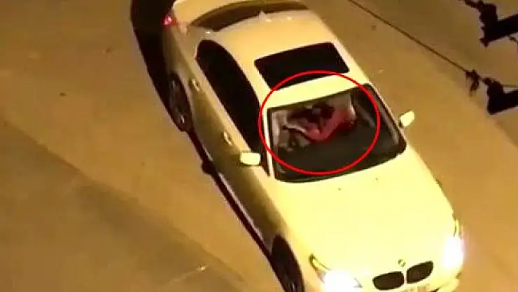 GÖZÜ DÖNEN GENÇ, ARAÇTA KIZ ARKADAŞINI TEKME TOKAT DÖVDÜ!