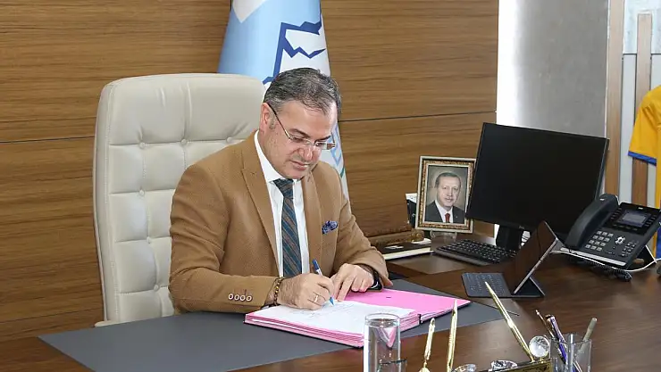 HACILAR'DA İŞÇİLERİN SÖZLEŞME SEVİNCİ