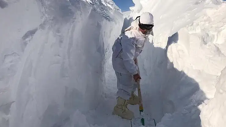 HAKKARİ'DE Kİ ÜS BÖLGELERİNDE FAALİYETLER ZORLU KOŞULLARA RAĞMEN SÜRÜYOR