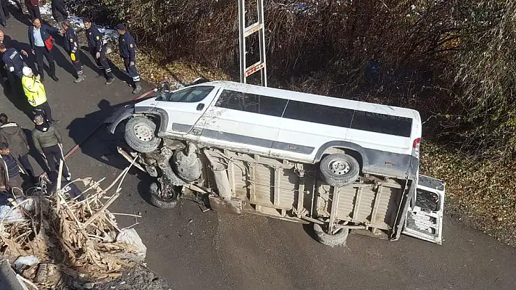 HAKKARİ'DE MİNİBÜSÜN DEVRİLMESİ SONUCU 3 POLİS YARALANDI