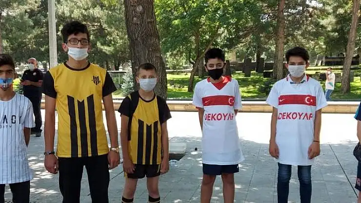 EMİR DUMAN: 'HALI SAHALAR KAPALI OLUNCA BİZ DE BİLGİSAYARA DÜŞTÜK'