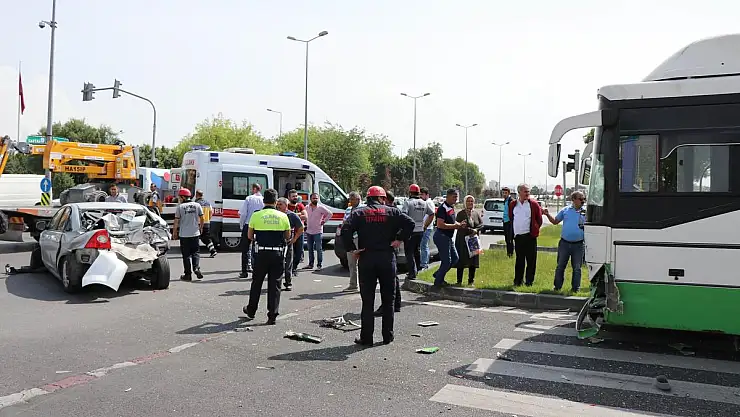 Halk otobüsü, 3 otomobile çarptı: 6 yaralı