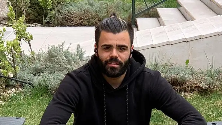 Hasan Hüseyin bahçede çalışıyor