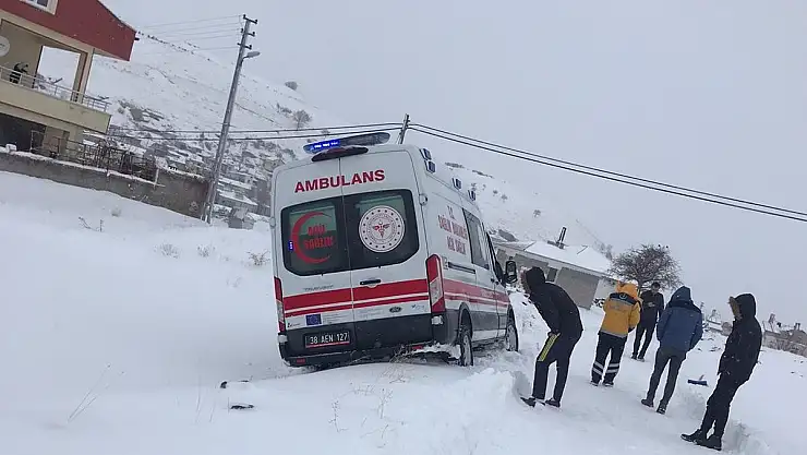 HASTA TAŞIYAN AMBULANS KARA SAPLANDI