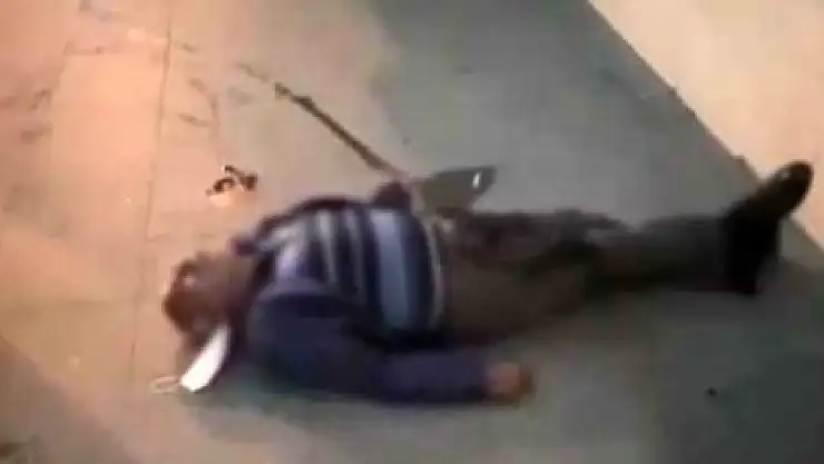 HASTANE ÖNÜNDE FENALAŞAN VATANDAŞ ÇIRPINARAK CAN VERDİ