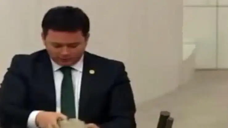 HEYECANLANAN CHP'Lİ VEKİL, YUMURTALARI MECLİS KÜRSÜSÜNDE KIRDI