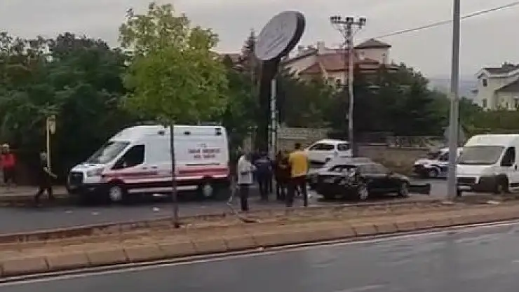 HİSARCIK YOLUNDA 2 OTOMOBİL ÇARPIŞTI: KİŞİ 1 YARALANDI