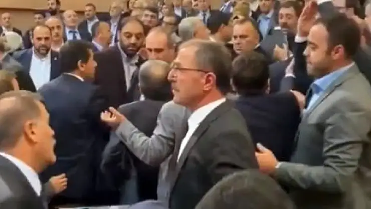 İBB MECLİSİ'NDE 'LAN' KAVGASI! GÖRÜŞMELERE ARA VERİLDİ