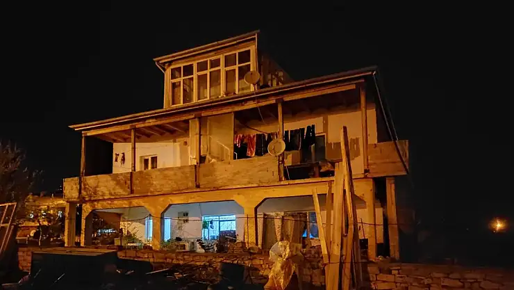 İFTARI BEKLERKEN YASLANDIKLARI BALKON DUVARI DEVRİLDİ