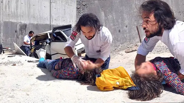 İki Kişinin Can Verdiği Kazada, Sağlık Ekipleri Yaralı Çocukları Kurtarmak İçin Her Şeyi Yaptı