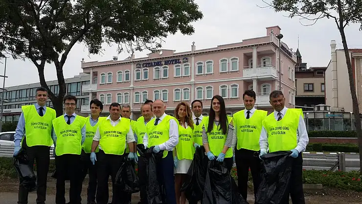 İki otel çalışanları, Ahırkapı sahilini çöplerden temizledi